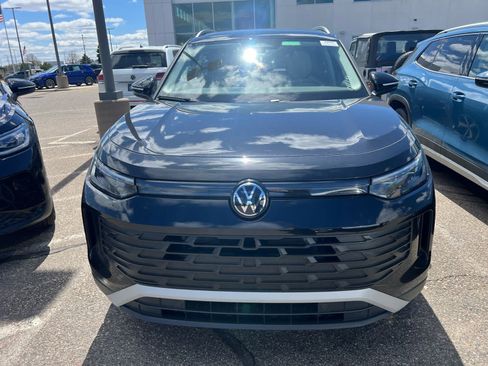 Used 2025 Volkswagen Tiguan SE AWD/4WD image 2