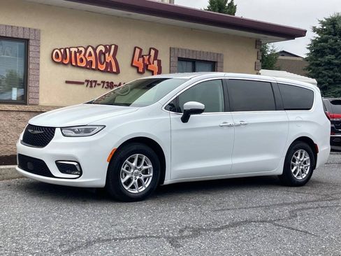Used 2023 Chrysler Pacifica Touring-L FWD image 4