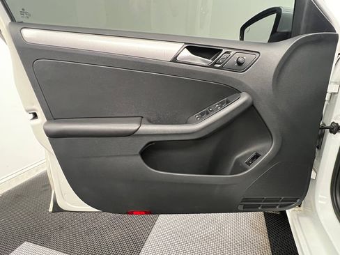 Used 2017 Volkswagen Jetta SE image 7
