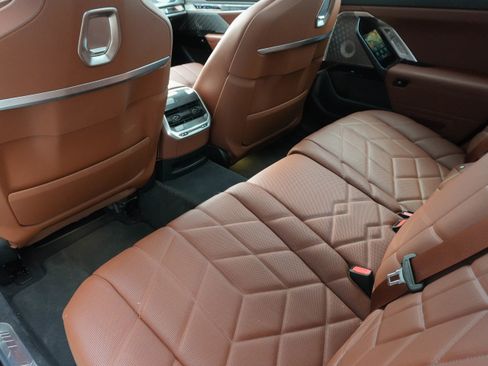 Certified 2023 BMW 760i xDrive w/ Luxury Rear Seating Package image 33