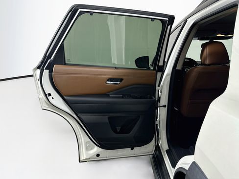 Used 2022 Nissan Pathfinder Platinum w/ Cargo Package FWD image 27