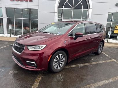 Used 2023 Chrysler Pacifica Touring-L w/ Uconnect Theater Family Group