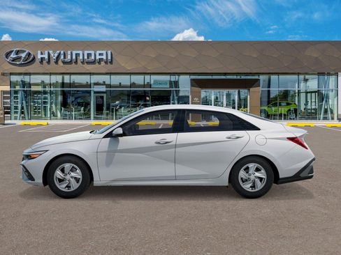 New 2025 Hyundai Elantra SE image 3