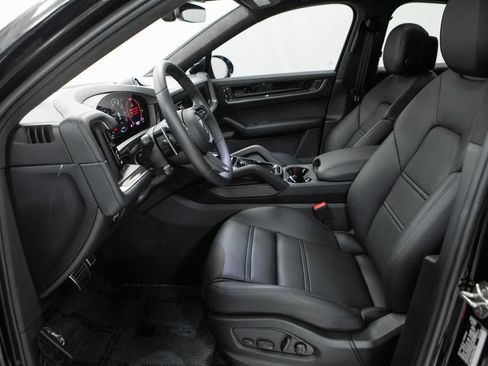 Used 2025 Porsche Cayenne Turbo AWD/4WD image 22