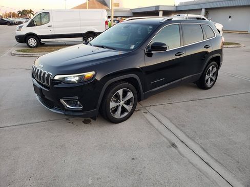 Used 2019 Jeep Cherokee Limited image 1
