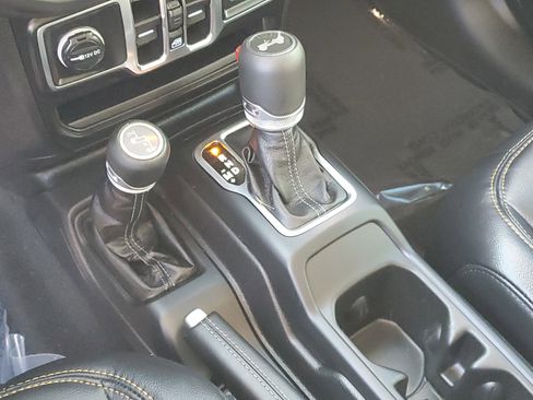 Used 2025 Jeep Wrangler Sahara image 26