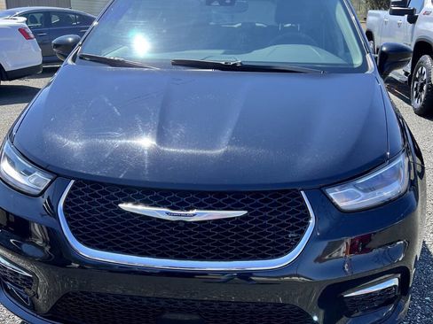 Used 2024 Chrysler Pacifica Touring-L image 4