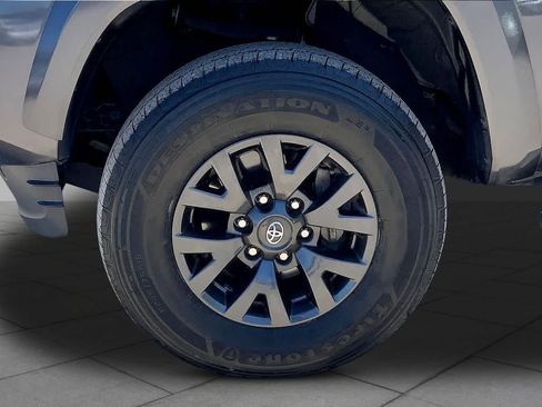 Used 2022 Toyota Tacoma SR5 w/ SR5 Appearance Package (SM) image 11