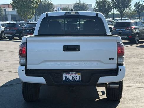Used 2022 Toyota Tacoma TRD Sport w/ TRD Premium Sport Package AWD/4WD image 7