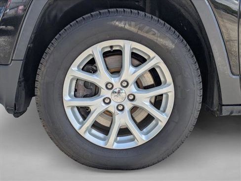 Used 2017 Jeep Cherokee Latitude w/ Comfort & Sound Group image 23