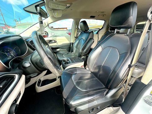 Used 2021 Chrysler Voyager Lxi image 13