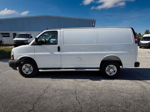 Used 2025 Chevrolet Express 2500 w/ Driver Convenience Package RWD image 5