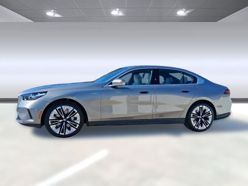 Used 2026 BMW 530i w/ Premium Package RWD image 2
