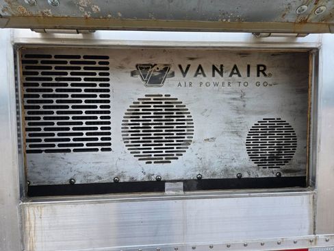 Used 2016 Ford F550 2WD Regular Cab Super Duty image 11