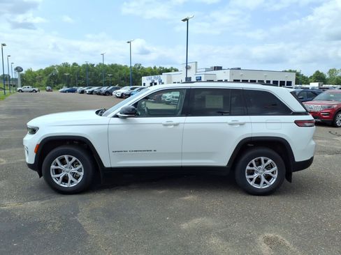 Used 2022 Jeep Grand Cherokee Limited AWD/4WD image 2