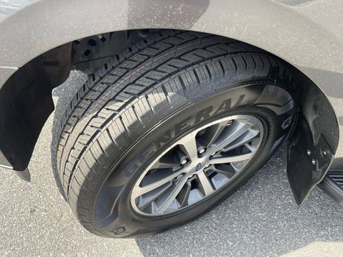 Certified 2020 Ford Expedition XLT image 4