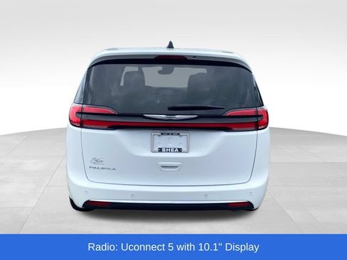 Used 2025 Chrysler Pacifica Select FWD image 4
