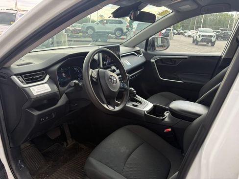 Used 2024 Toyota RAV4 LE AWD/4WD image 4