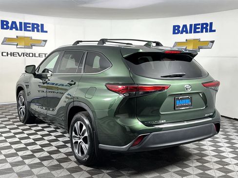 Used 2023 Toyota Highlander XLE image 3