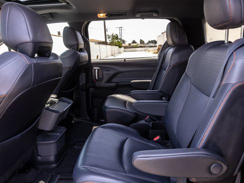 Used 2021 Toyota Sienna XSE FWD image 33