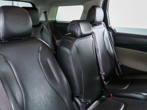 Used 2025 Kia Carnival FWD image 28
