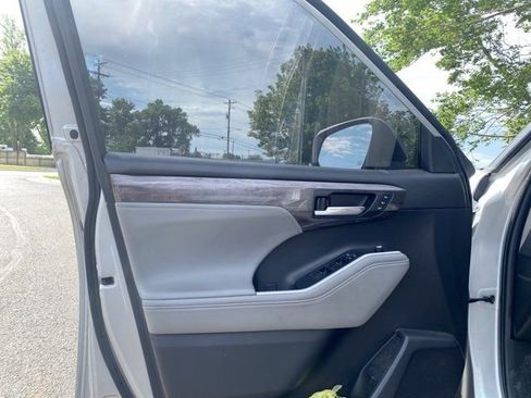 Used 2020 Toyota Highlander Platinum AWD/4WD image 12