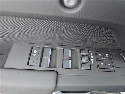 New 2026 Land Rover Defender 110 X-Dynamic SE image 27