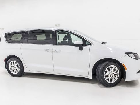 Used 2022 Chrysler Voyager LX FWD image 11