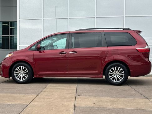 Certified 2018 Toyota Sienna XLE w/ XLE Navigation Package FWD image 8