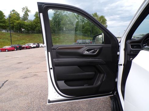 Used 2022 GMC Yukon XL SLE AWD/4WD image 25