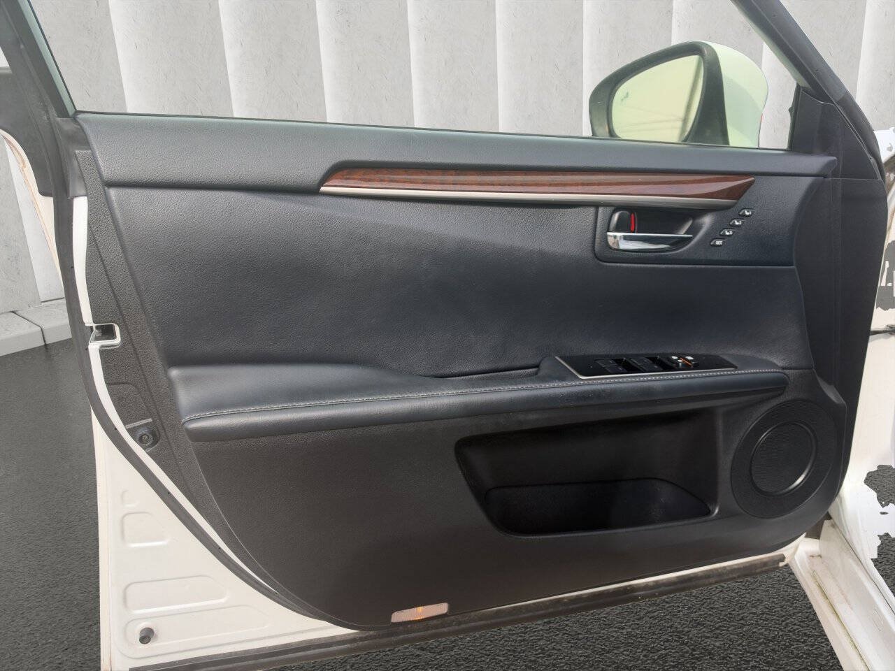 Used 2016 Lexus ES 350 w/ Premium Package w/Wood Trim FWD image 10
