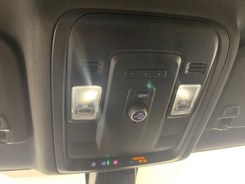 Used 2021 Chevrolet Suburban LT RWD image 27