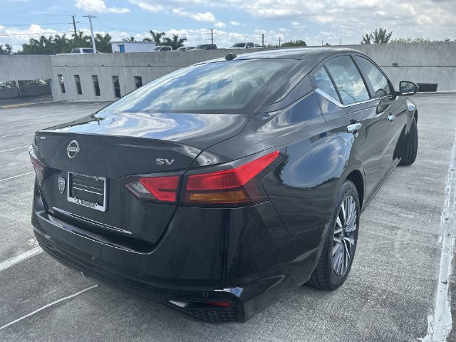 Used 2024 Nissan Altima 2.5 SV FWD image 15