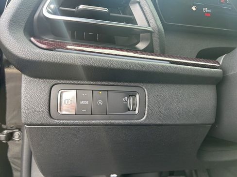 Used 2025 Chevrolet Traverse RS image 25