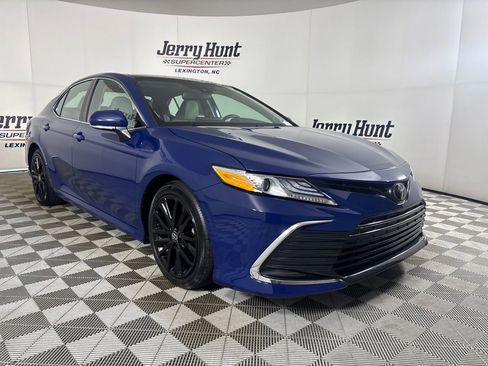 Used 2023 Toyota Camry XLE FWD image 3