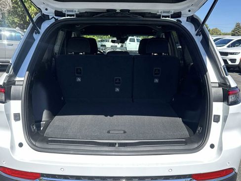 New 2025 Jeep Grand Cherokee Laredo image 18