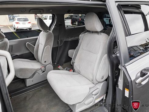 Used 2018 Toyota Sienna LE image 35