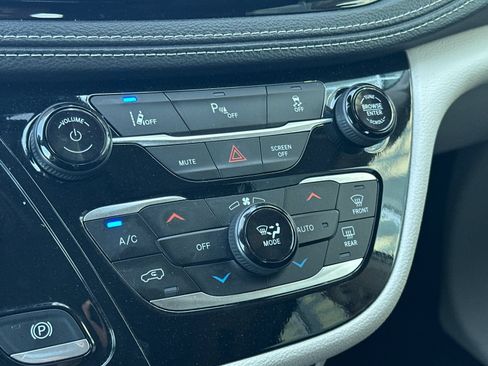 Used 2024 Chrysler Pacifica Limited FWD image 20