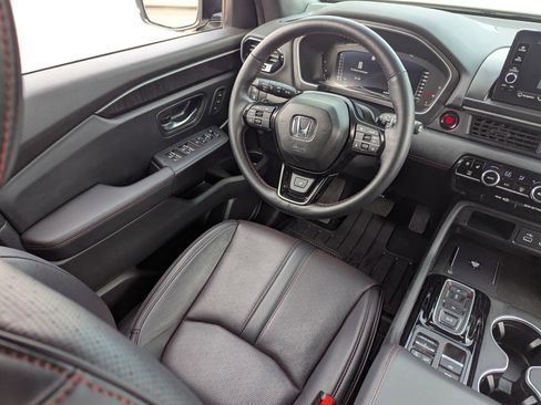 Used 2025 Honda Pilot Black Edition image 18