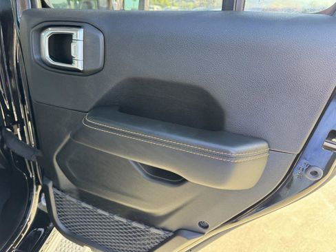 Certified 2025 Jeep Wrangler Sahara AWD/4WD image 9