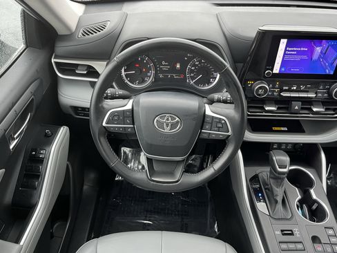 Used 2024 Toyota Highlander XLE image 12