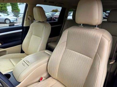 Used 2016 Toyota Highlander LE AWD/4WD image 38