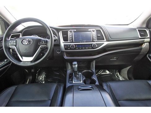 Used 2018 Toyota Highlander Limited Platinum image 8