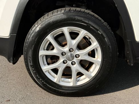 Used 2014 Jeep Cherokee Latitude w/ Comfort/Convenience Group AWD/4WD image 12