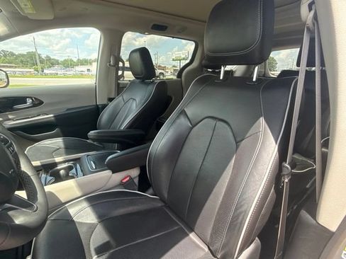 Used 2023 Chrysler Pacifica Limited FWD image 14