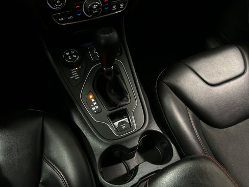 Used 2019 Jeep Cherokee Trailhawk w/ Cold Weather Group AWD/4WD image 12
