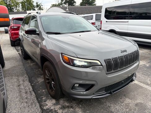 Used 2023 Jeep Cherokee Altitude Lux w/ Mopar Interior Package AWD/4WD image 3
