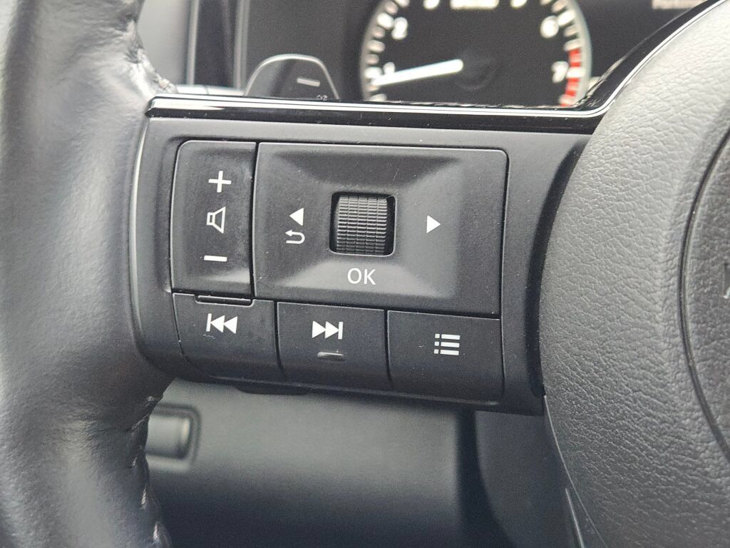 Used 2025 Nissan Pathfinder SL AWD/4WD image 30