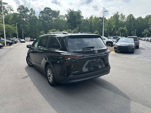 Used 2026 Toyota Sienna XLE FWD image 8