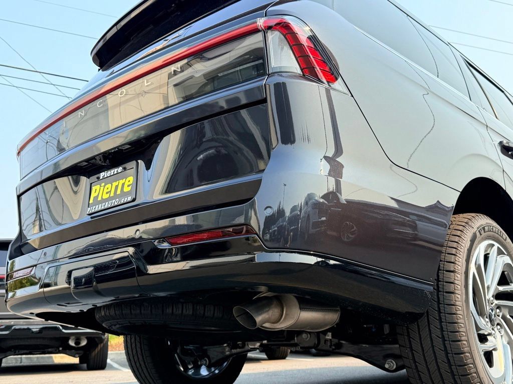 New 2027 Lincoln Navigator Premiere AWD/4WD image 32